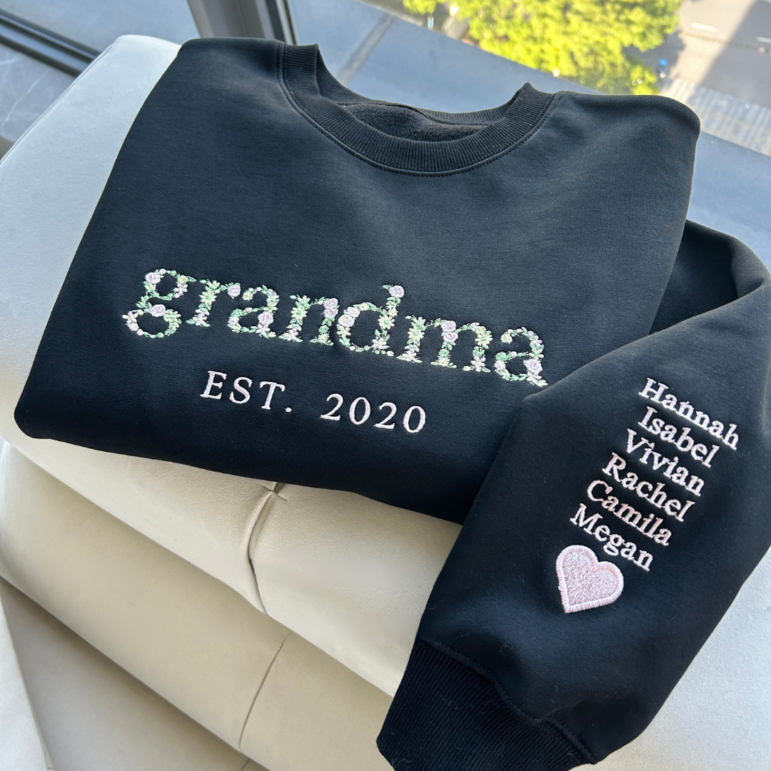 Gepersonaliseerde sweater met naam en jaartal bloemenborduurwerk moeder mama oma cadeau unisex trui bloemen | Sulvida