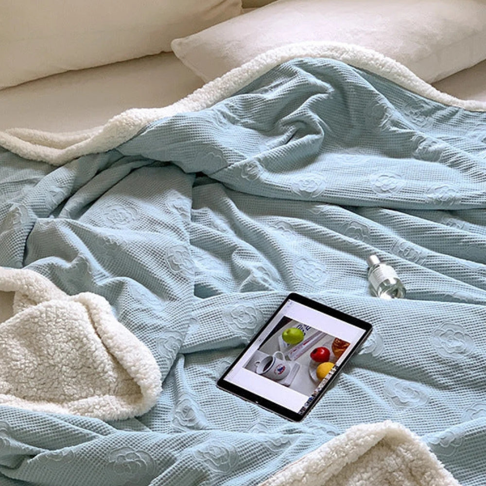 Dubbellaagse Teddy Deken met Bloemenreliëf – Zachte Sherpa Plaid voor Bank & Bed – Champagne Roze Woonplaid | Sulvida