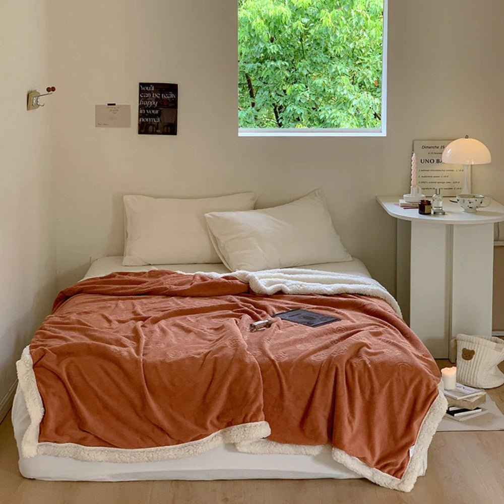 Dubbellaagse Teddy Deken met Bloemenreliëf – Zachte Sherpa Plaid voor Bank & Bed – Champagne Roze Woonplaid | Sulvida