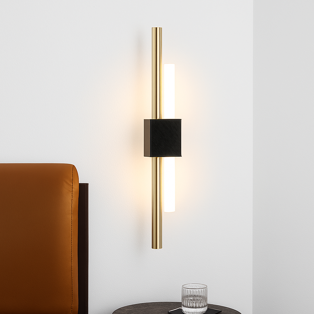 Design wandlamp met verticale metalen balk en acryl diffuser voor modern interieur sfeerverlichting woonkamer | Sulvida