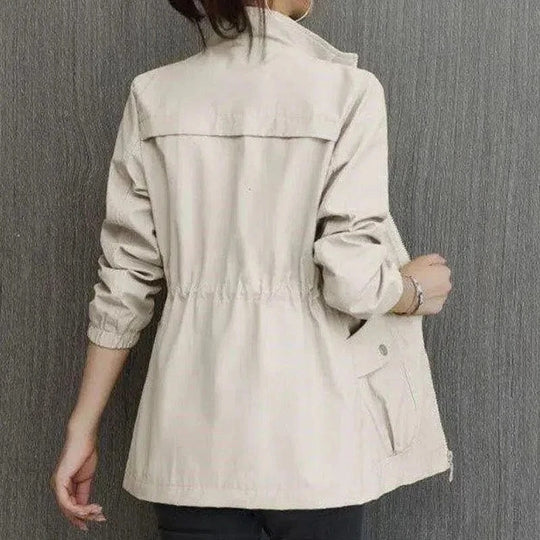 Lichte Waterbestendige Dames Trenchcoat met Verstelbare Tailleband – Stijlvolle Regenjas voor Elk Seizoen | Sulvida