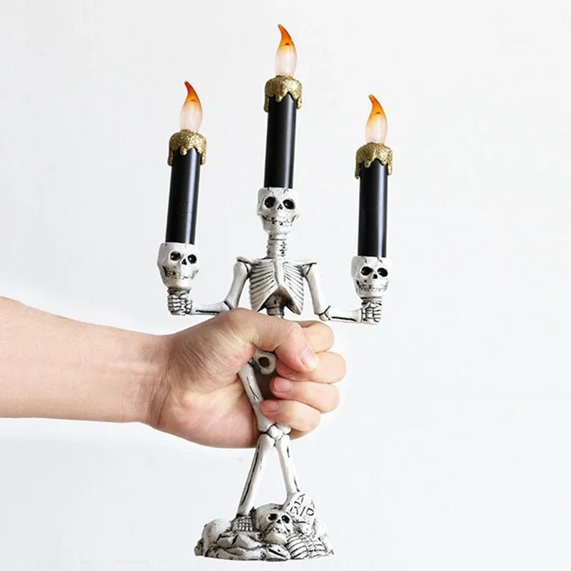 Gotische Schedel Kandelaar met LED-Verlichting Driekops Hars Decoratie Griezelig Sfeerlicht Halloween Tafel | Sulvida