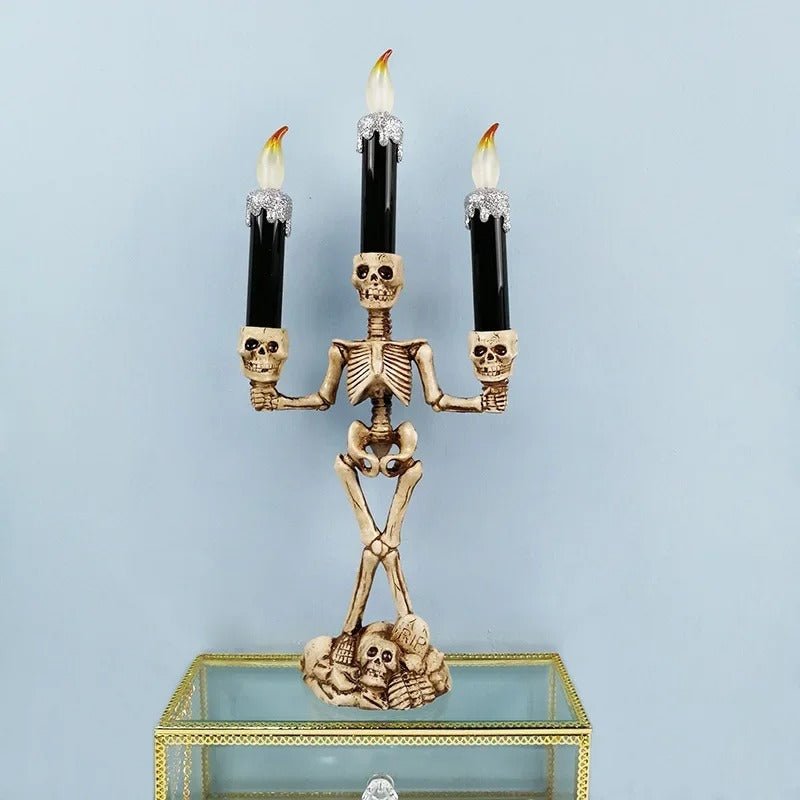 Gotische Schedel Kandelaar met LED-Verlichting Driekops Hars Decoratie Griezelig Sfeerlicht Halloween Tafel | Sulvida