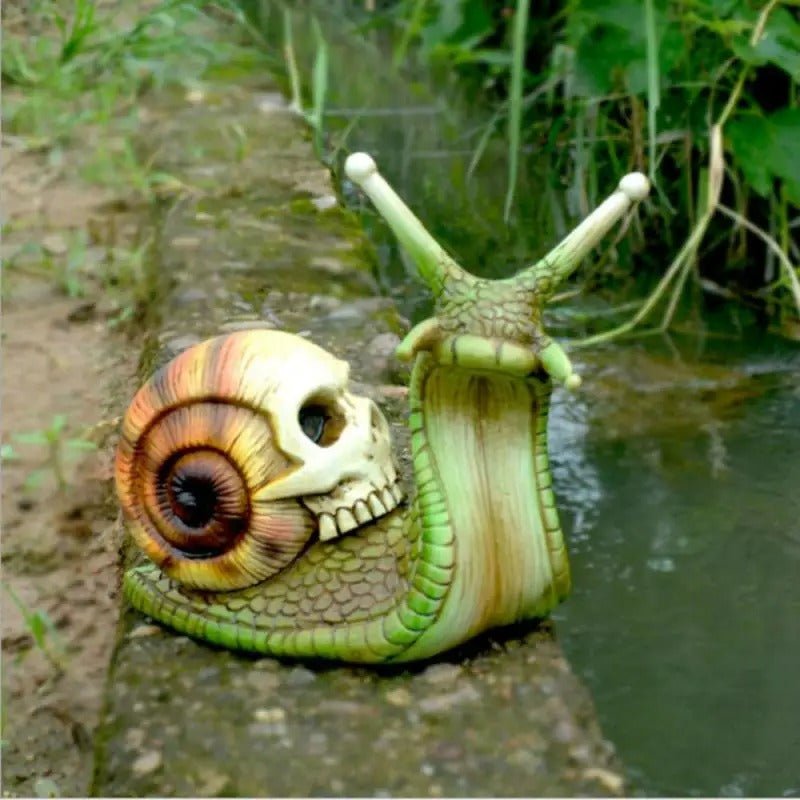 Gotisch Slakbeeld met Schedel - Weersbestendig Tuinornament van Hars voor Binnen en Buiten - Gothic Decoratie | Sulvida