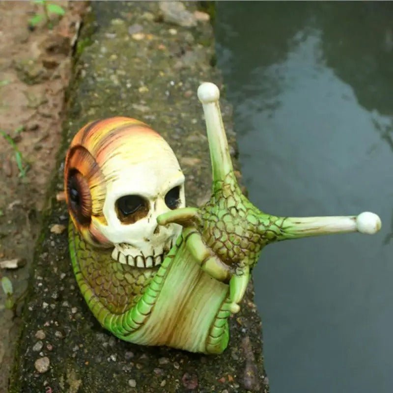 Gotisch Slakbeeld met Schedel - Weersbestendig Tuinornament van Hars voor Binnen en Buiten - Gothic Decoratie | Sulvida
