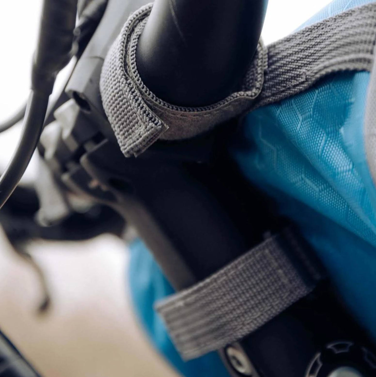 Stuurtas Fiets Waterdicht met Telefoonvenster Touchscreen Zwart Blauw – Fietstocht Regen Citytrip 25cm | Sulvida