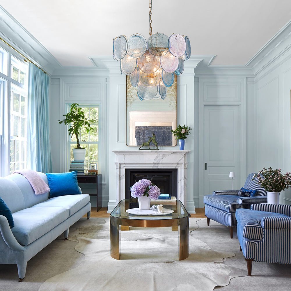 Ronde meerlaagse kroonluchter met blauw iriserende glazen schijven geborstelde messing afwerking hanglamp | Sulvida