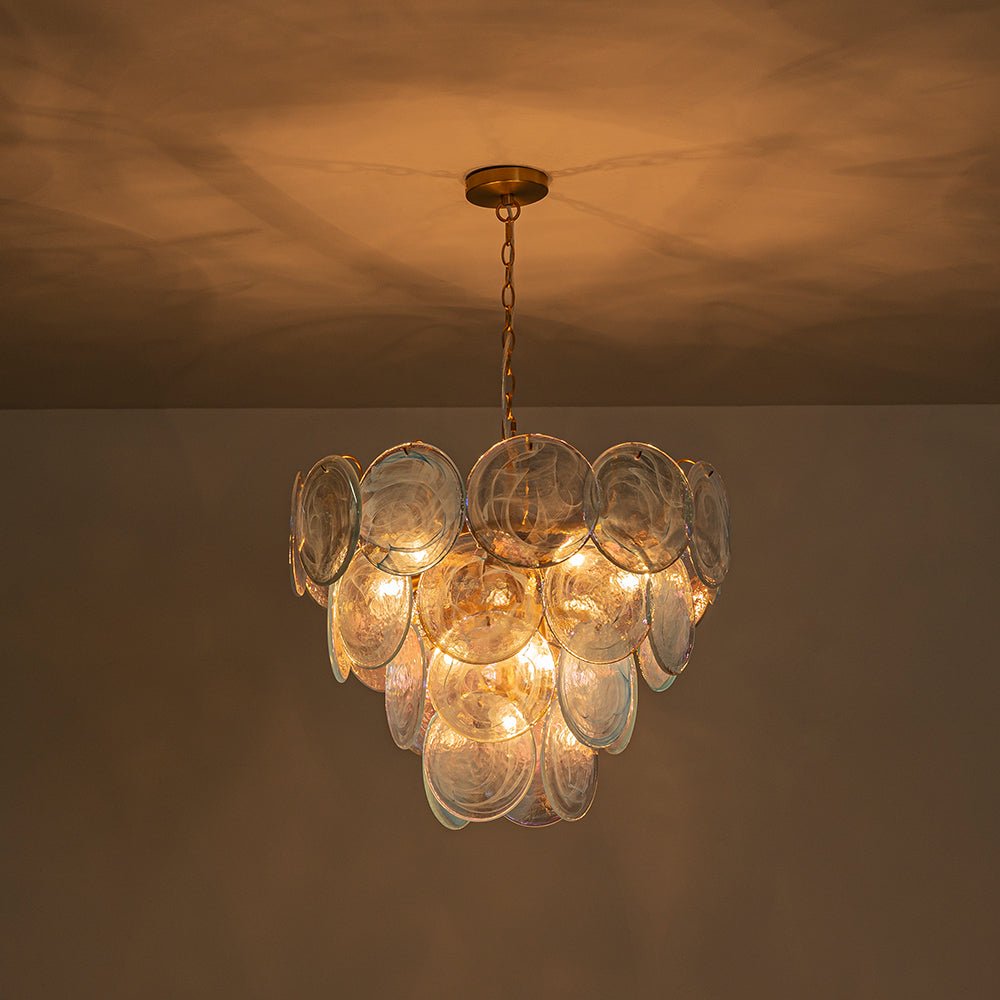 Ronde meerlaagse kroonluchter met blauw iriserende glazen schijven geborstelde messing afwerking hanglamp | Sulvida