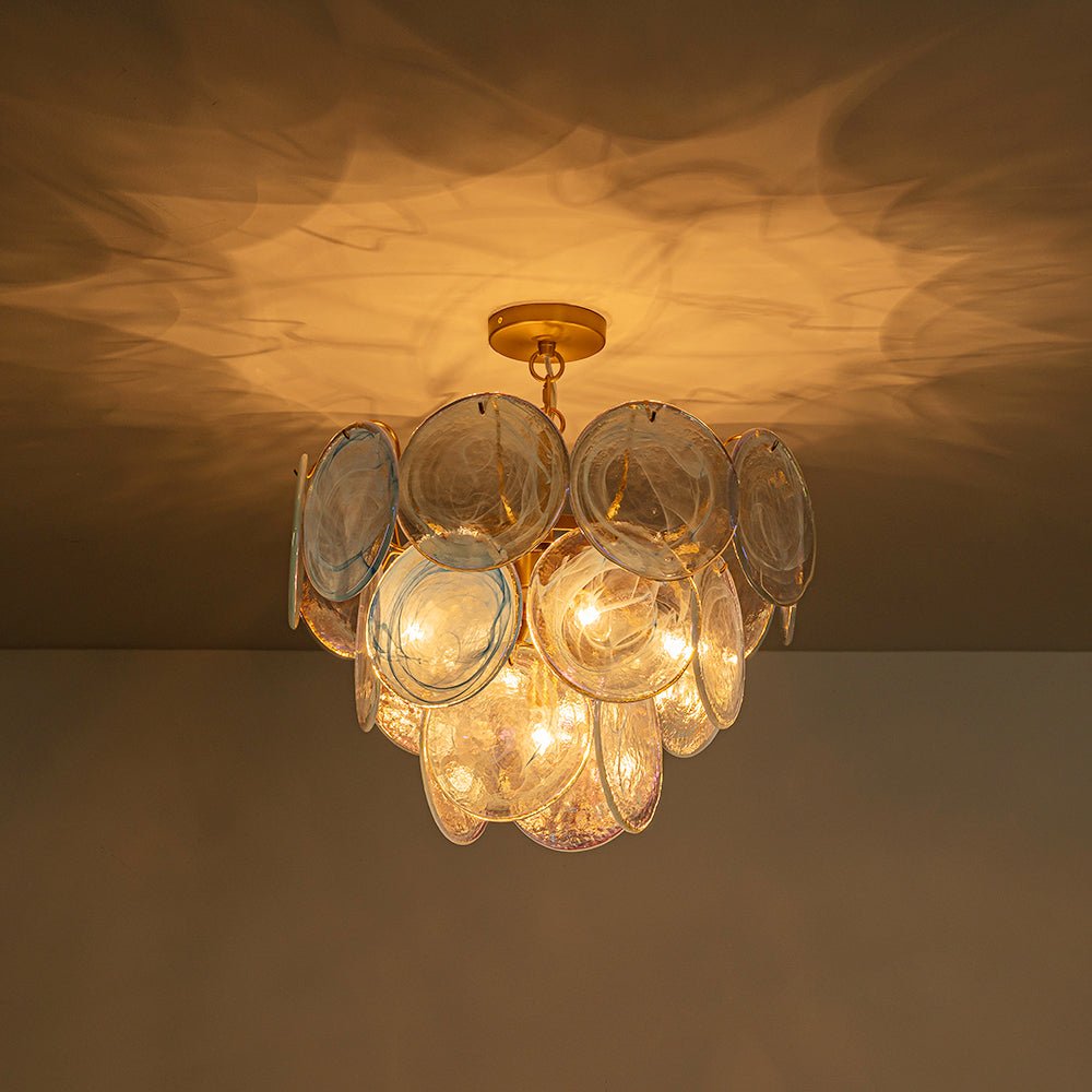 Ronde meerlaagse kroonluchter met blauw iriserende glazen schijven geborstelde messing afwerking hanglamp | Sulvida