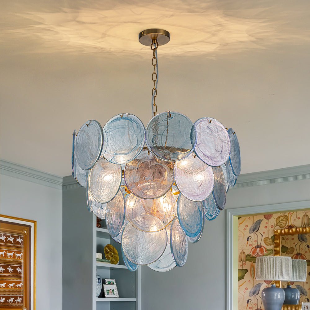 Ronde meerlaagse kroonluchter met blauw iriserende glazen schijven geborstelde messing afwerking hanglamp | Sulvida