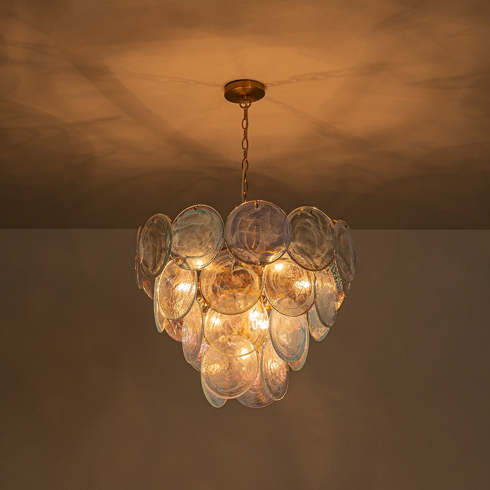 Ronde meerlaagse kroonluchter met blauw iriserende glazen schijven geborstelde messing afwerking hanglamp | Sulvida