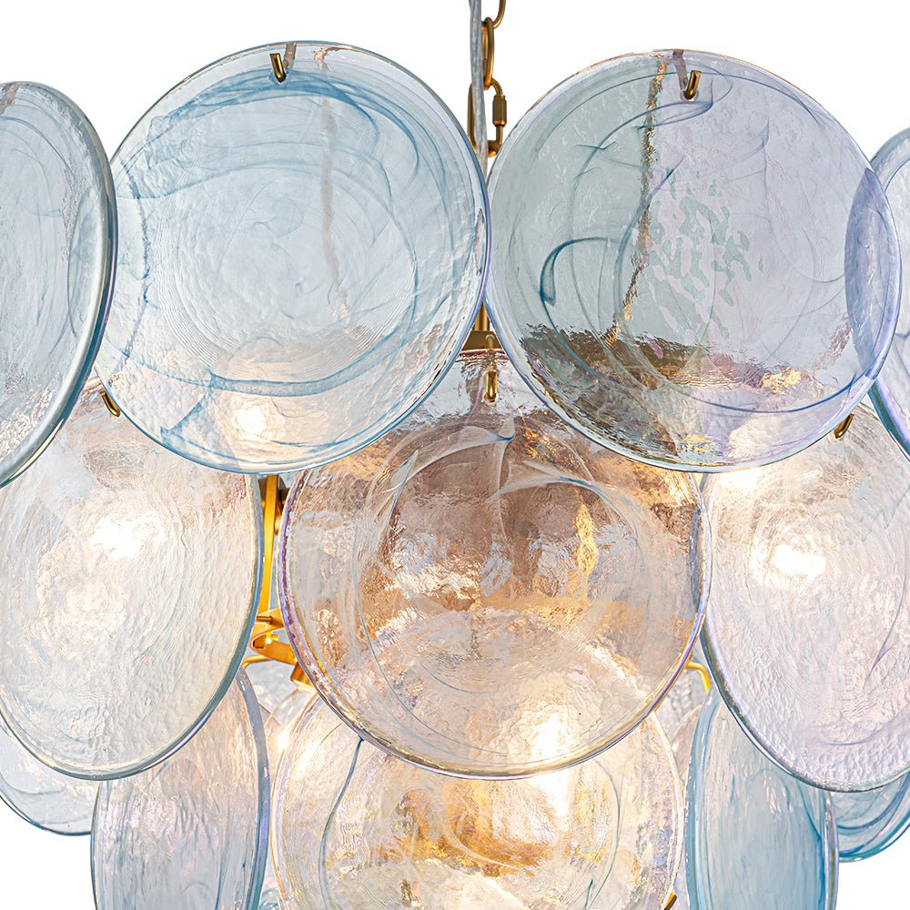 Ronde meerlaagse kroonluchter met blauw iriserende glazen schijven geborstelde messing afwerking hanglamp | Sulvida