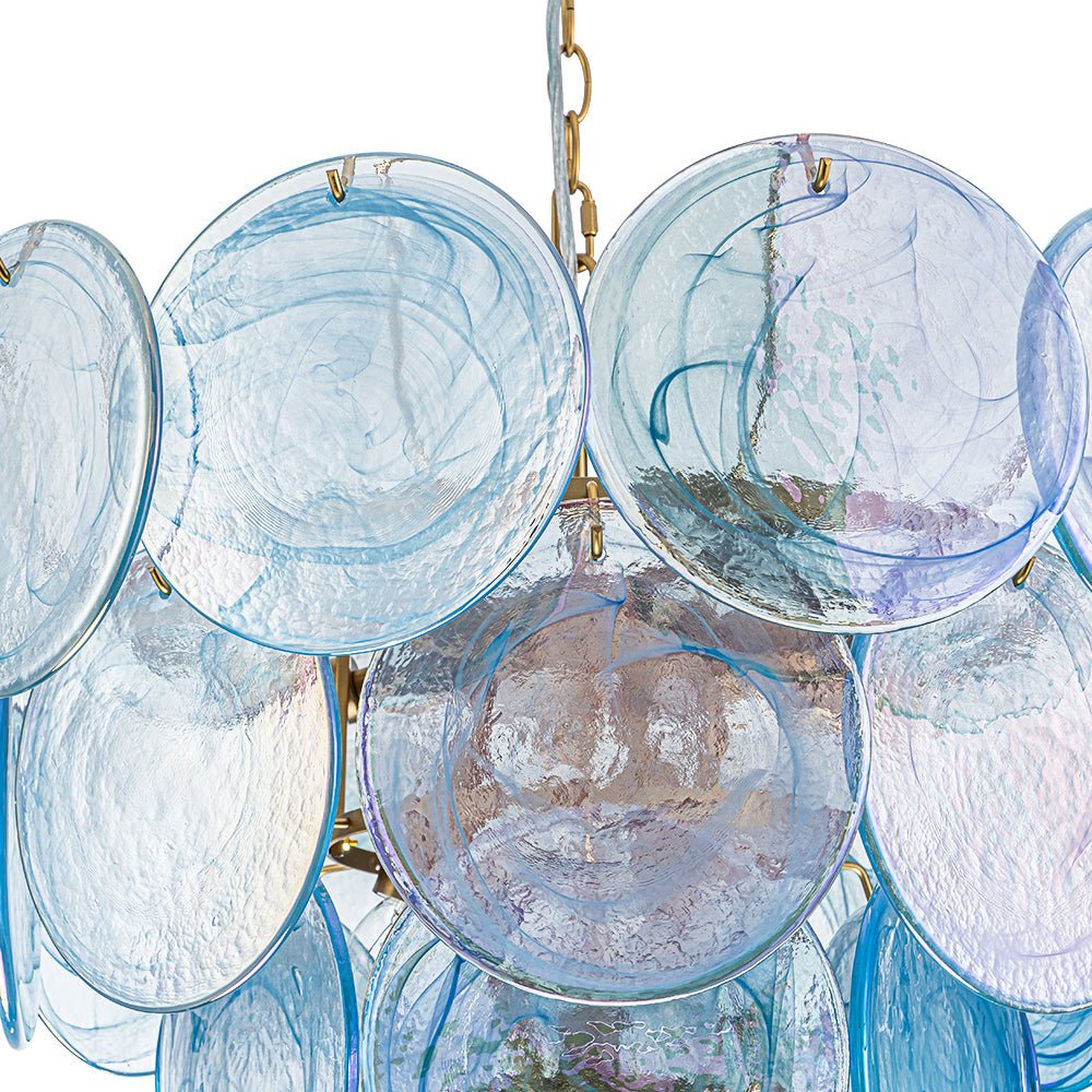 Ronde meerlaagse kroonluchter met blauw iriserende glazen schijven geborstelde messing afwerking hanglamp | Sulvida