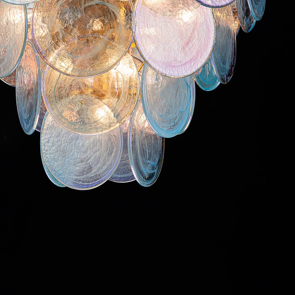 Ronde meerlaagse kroonluchter met blauw iriserende glazen schijven geborstelde messing afwerking hanglamp | Sulvida