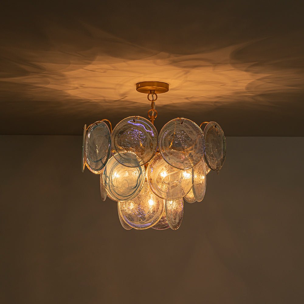 Ronde meerlaagse kroonluchter met blauw iriserende glazen schijven geborstelde messing afwerking hanglamp | Sulvida