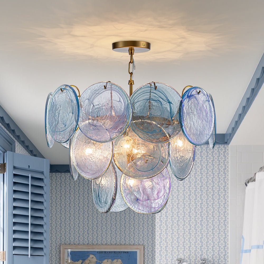 Ronde meerlaagse kroonluchter met blauw iriserende glazen schijven geborstelde messing afwerking hanglamp | Sulvida