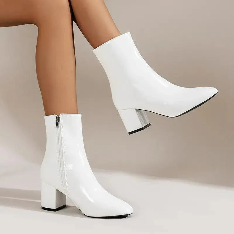 Bottes modernes pour femme à talon carré, au design épuré, confortables, robustes et offrant un bon maintien, polyvalentes en toute occasion | Sulvida