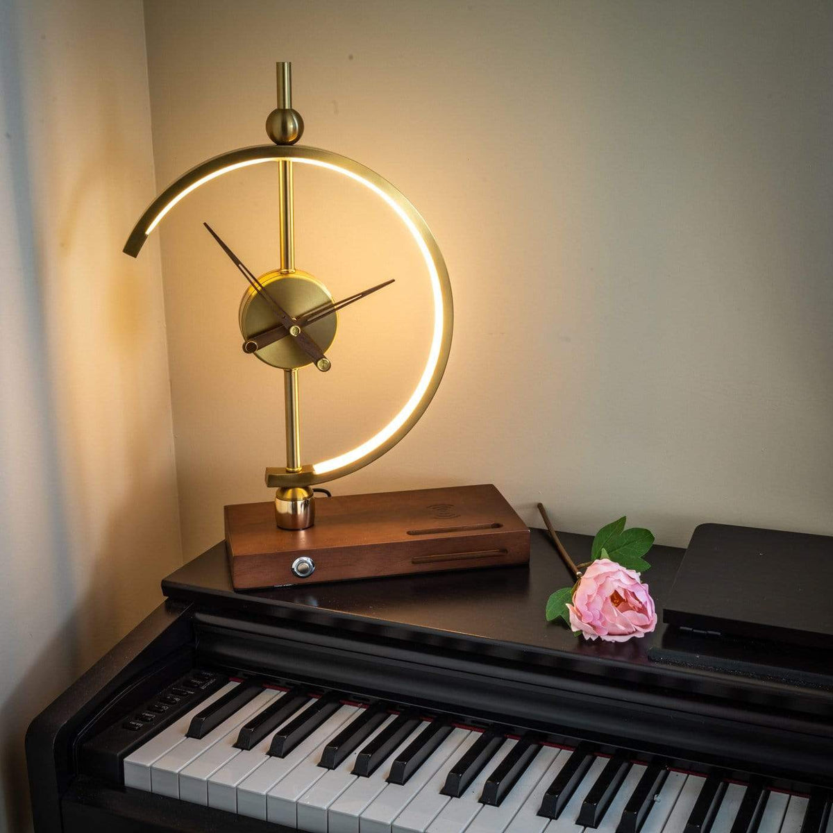 Draadloze Oplaadlamp met Klok Hout Metaal Warm en Koel Wit Tafellamp Dimbaar LED Verlichting Modern Design | Sulvida