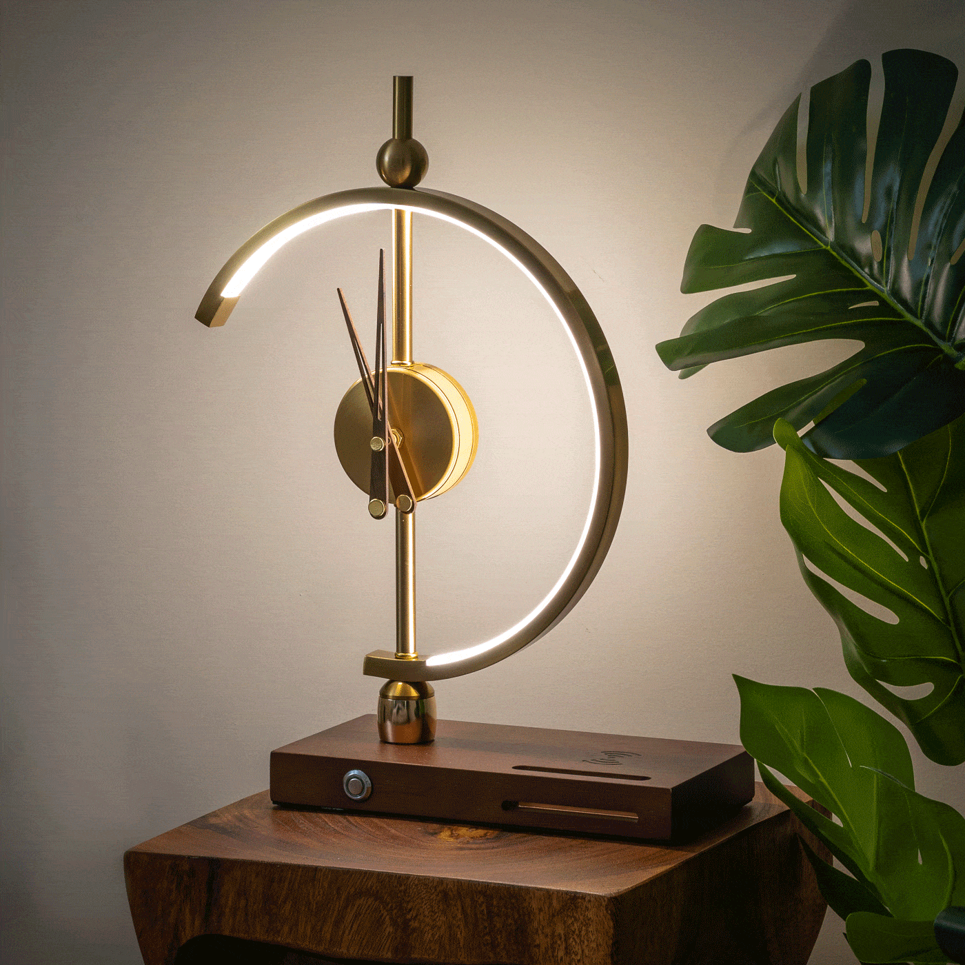 Draadloze Oplaadlamp met Klok Hout Metaal Warm en Koel Wit Tafellamp Dimbaar LED Verlichting Modern Design | Sulvida