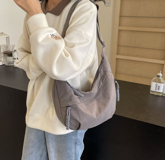 Sac bandoulière en nylon en forme de demi-lune, réglable, léger, pour un usage quotidien, imperméable, pour femme | Sulvida
