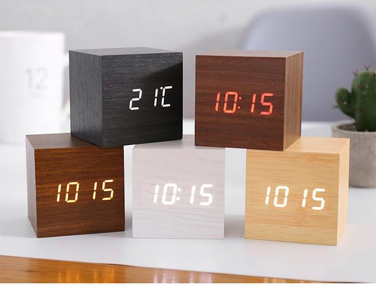 Houten LED Wekker Kubus met Geluidactivering Temperatuurweergave Alarm Functie voor Slaapkamer Nachtkastje | Sulvida