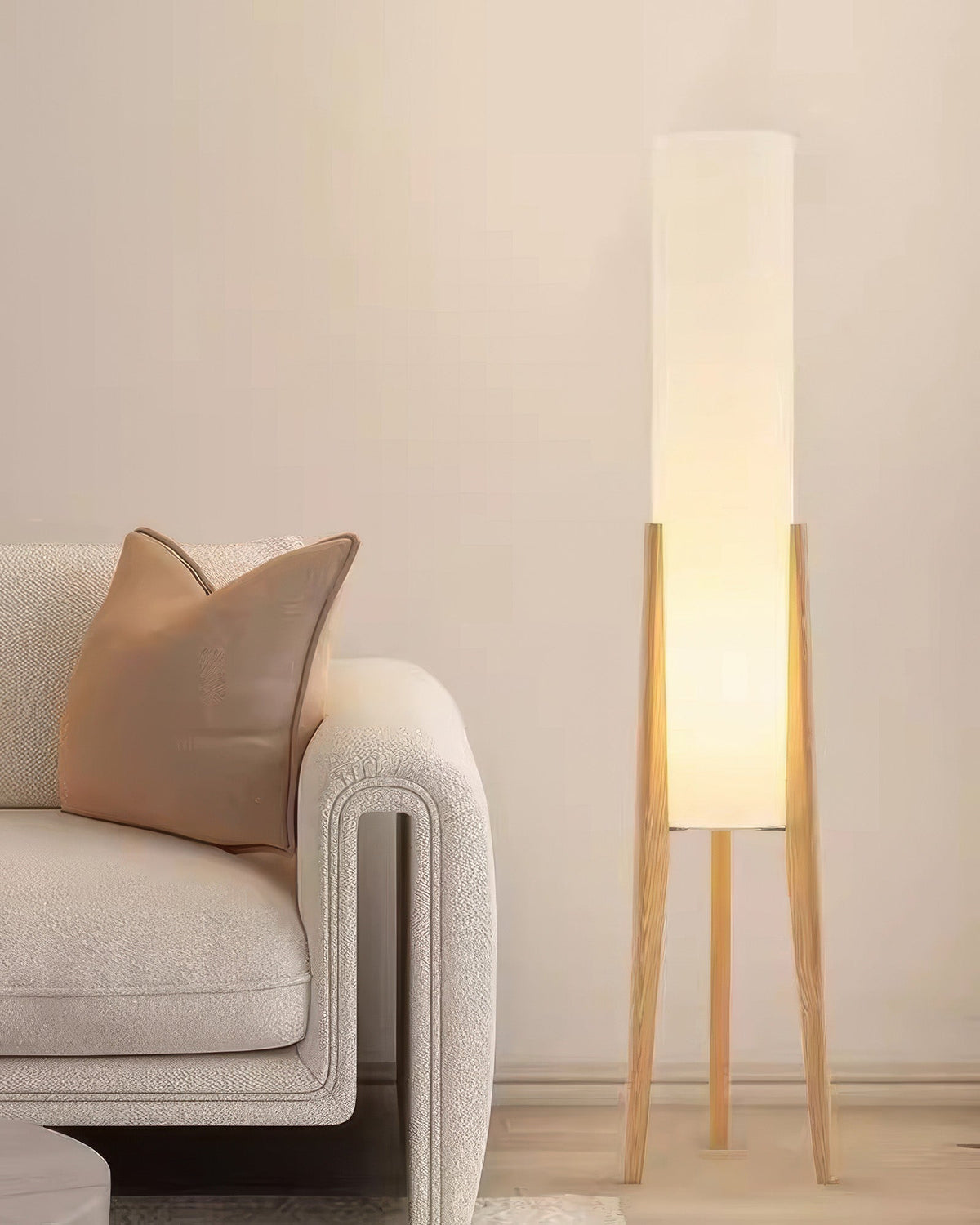 Notenhout vloerlamp met stoffen kap messing details scandinavisch design sfeervolle staande lamp woonkamer | Sulvida