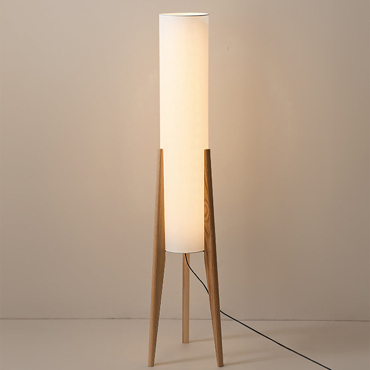 Notenhout vloerlamp met stoffen kap messing details scandinavisch design sfeervolle staande lamp woonkamer | Sulvida