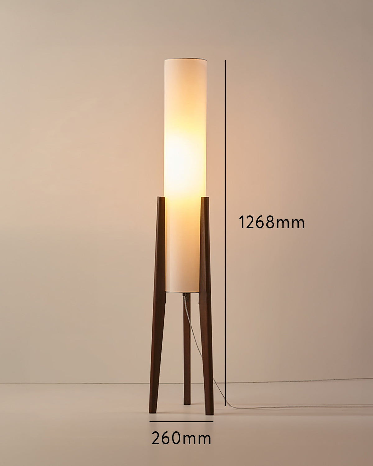 Notenhout vloerlamp met stoffen kap messing details scandinavisch design sfeervolle staande lamp woonkamer | Sulvida