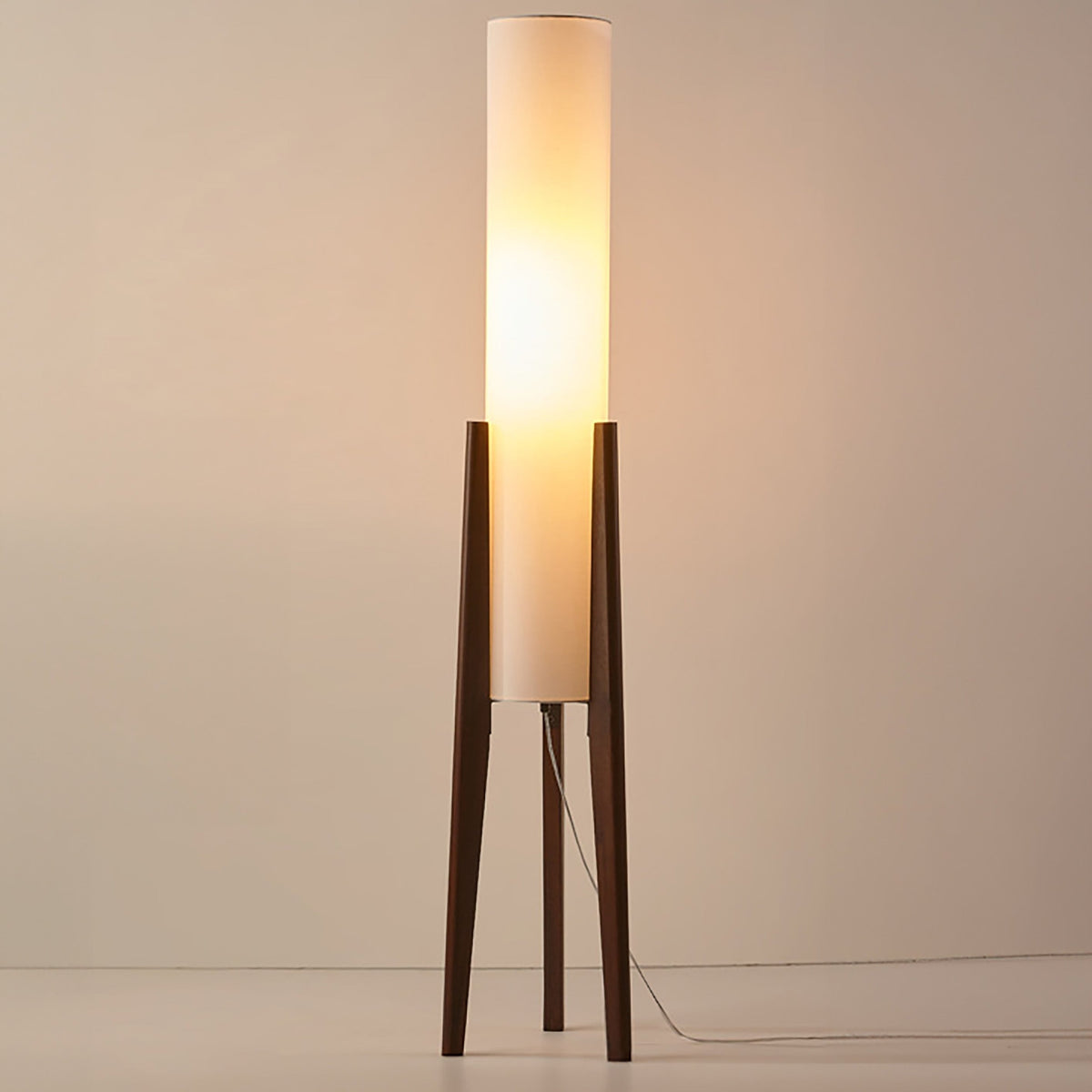 Notenhout vloerlamp met stoffen kap messing details scandinavisch design sfeervolle staande lamp woonkamer | Sulvida