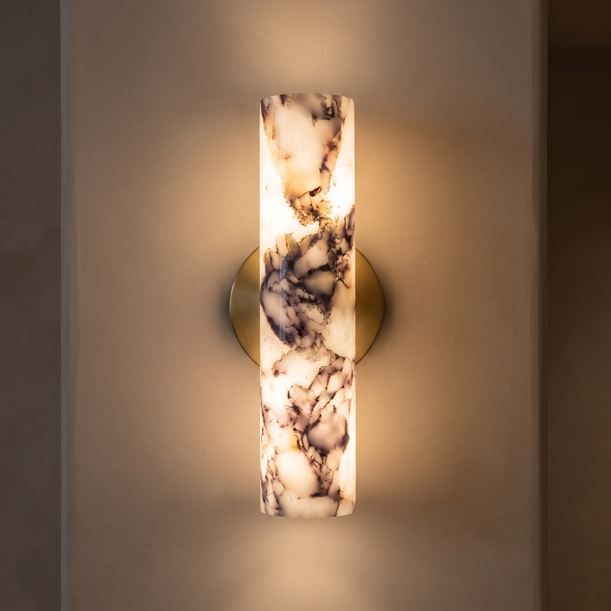 Wandlamp marmer met cilindervorm geborsteld messing wit paarse ader indirect licht G9 wandverlichting | Sulvida