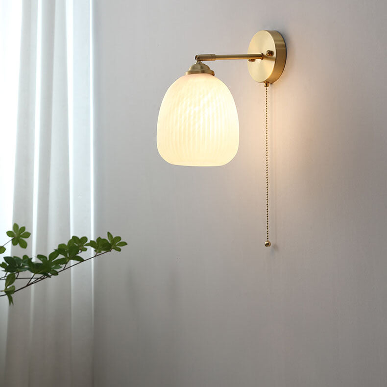 Wandlamp Gesatineerd Wit Glas Messing Trekschakelaar Moderne Slaapkamerverlichting Nordic Gestreept Design | Sulvida