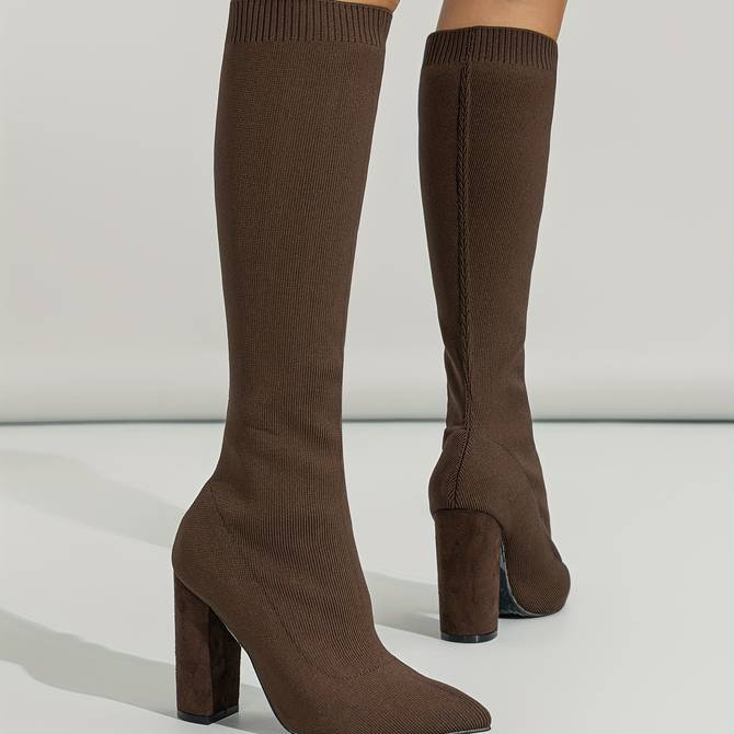 Bottes hautes pour femme à bout pointu et talon carré marron, au design élégant, pour les occasions formelles et décontractées | Sulvida