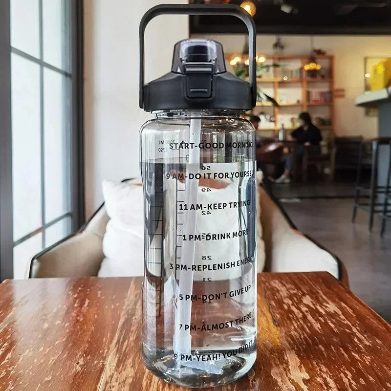 Gourde de sport 2 litres avec repères horaires et paille - gourde avec indicateur de temps motivant pour le sport et la salle de sport - Sulvida