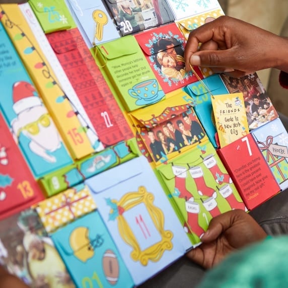 Adventskalender met 25 verrassingen en verzamelobjecten voor tv-seriefans kerst feestdagen cadeau decoratie | Sulvida