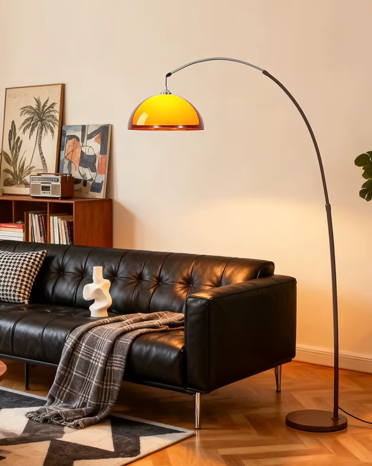 Staande Boogvormige Leeslamp met Verstelbare Arm en Amber Koepelkap voor Modern Interieur Woonkamer Sfeer | Sulvida