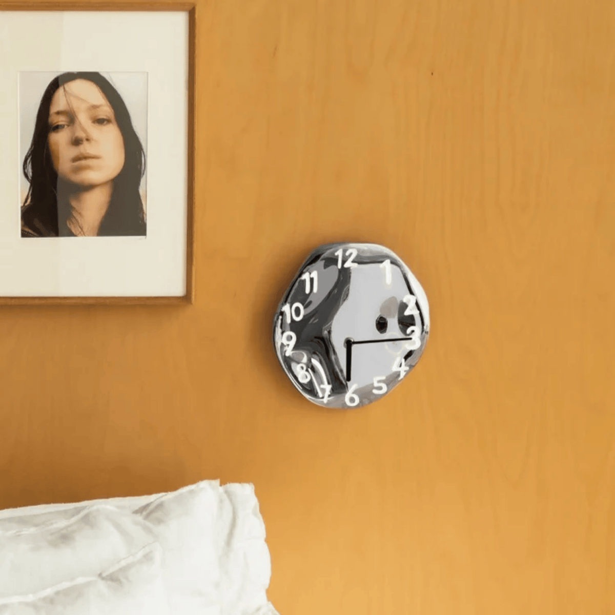 Keramische wandklok met chroomafwerking modern design stille uurwerk decoratief wonen woonkamer interieur | Sulvida