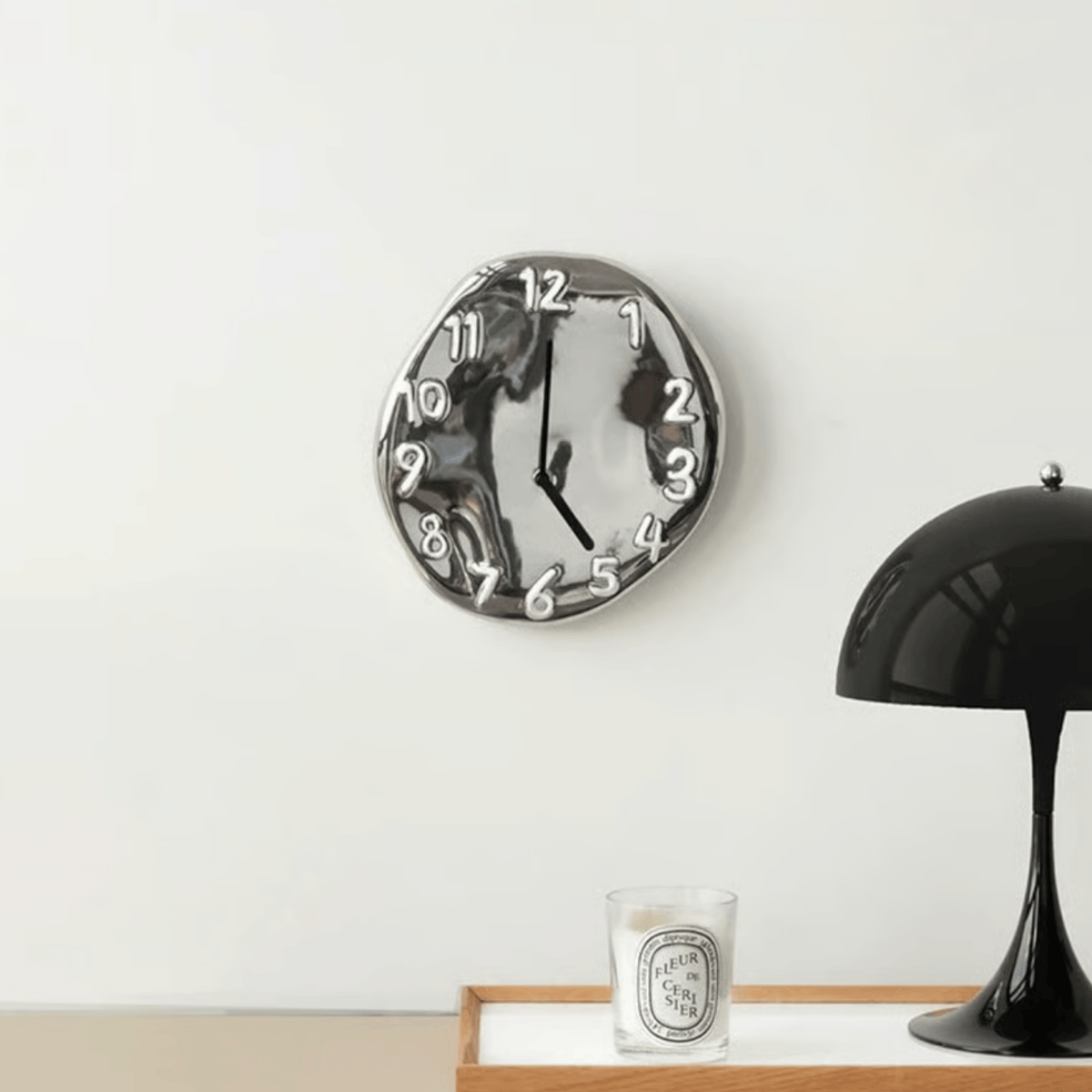 Keramische wandklok met chroomafwerking modern design stille uurwerk decoratief wonen woonkamer interieur | Sulvida