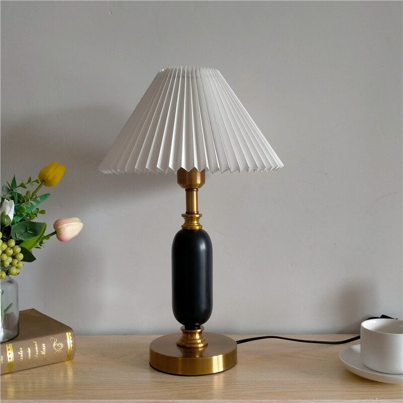 Klassieke Tafellamp met Plissé Kap Stof Metalen Voet Sfeerlicht Slaapkamer Nachtkastje Bureau Verlichting | Sulvida