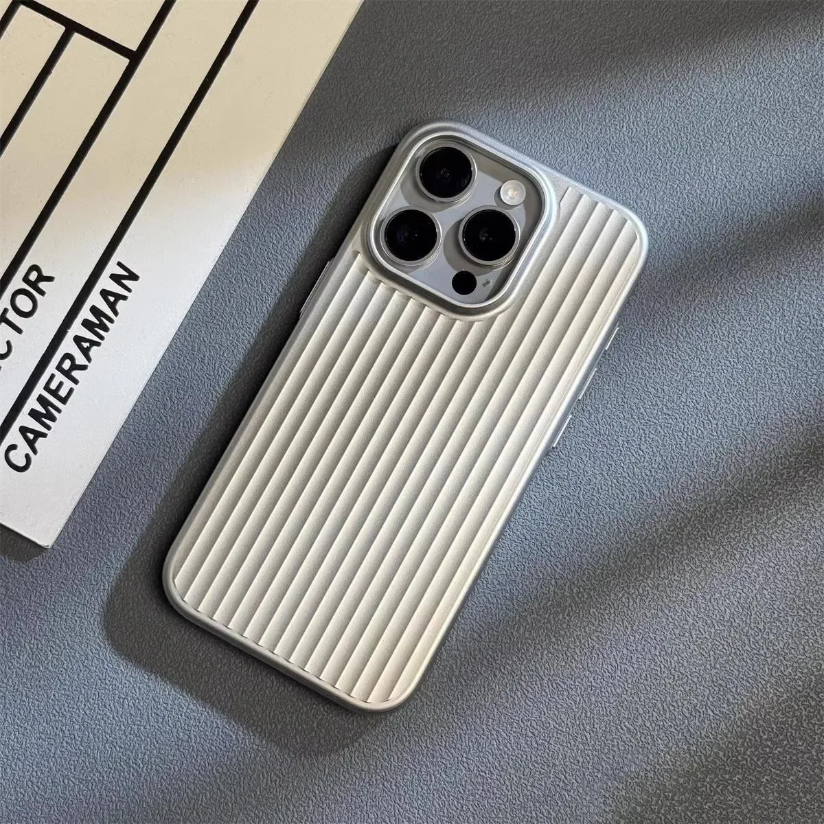 Beschermende iPhone Hoesje Titanium Shield Pro Ultradun Schokbestendig Kraswerend met Draadloos Opladen | Sulvida