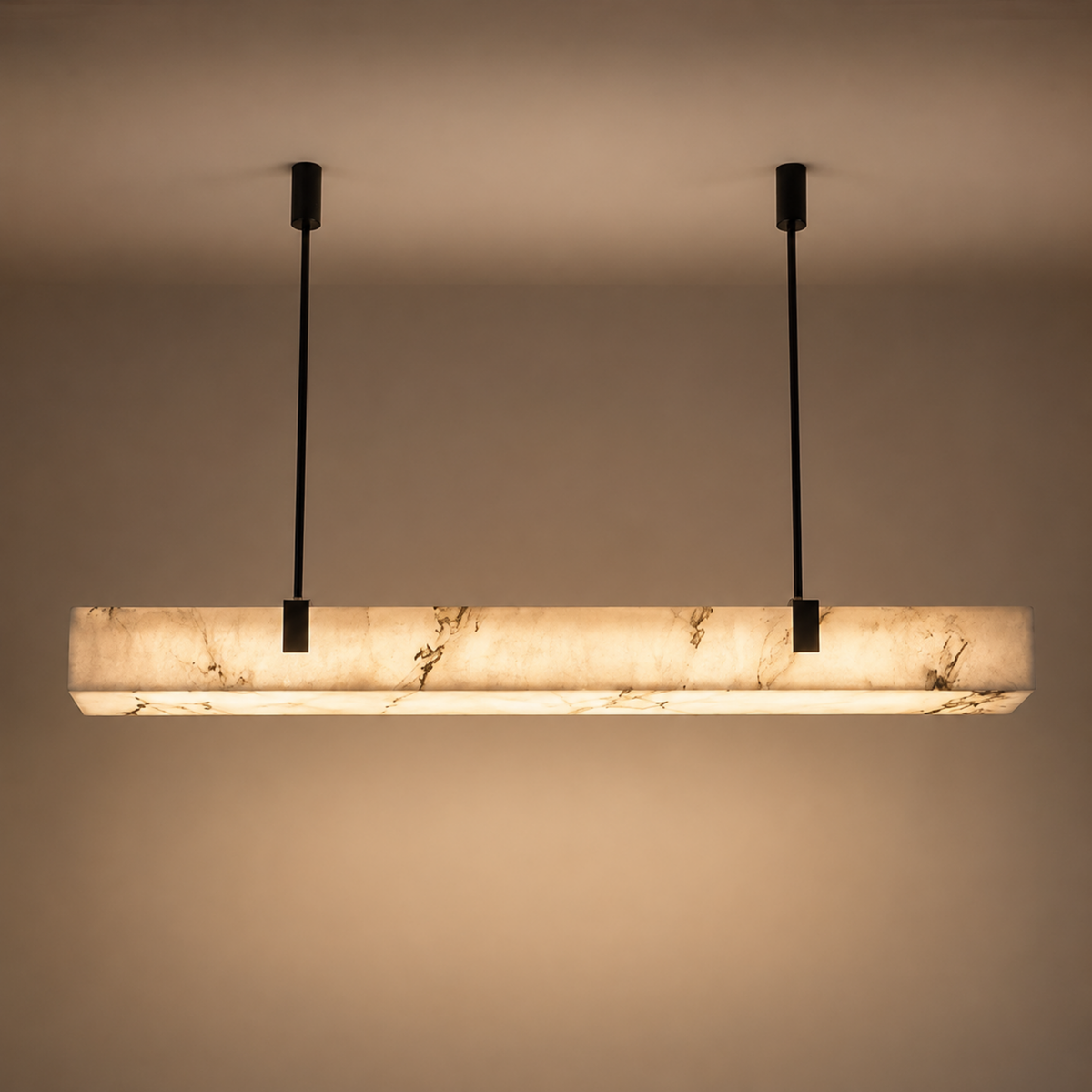 Lineare Pendelleuchte aus Marmor mit integrierter LED, Schwarz und Goldfarben, Warmweiß, für Kücheninsel und Esstisch | Sulvida