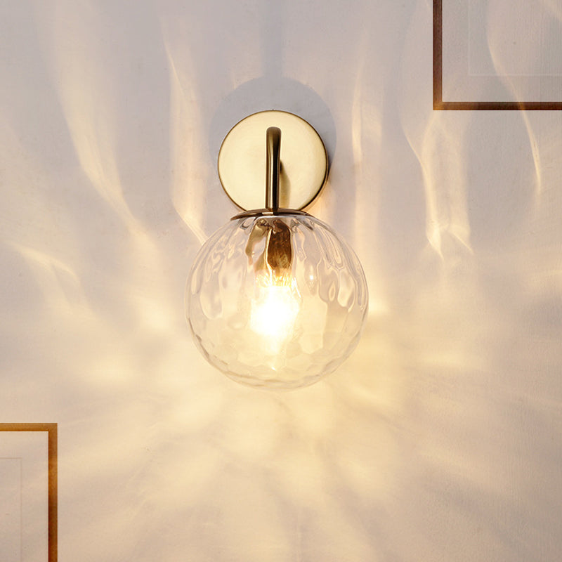 Wandlamp met glazen bolkap en gestructureerde finish voor sfeervolle wandverlichting gouden armatuur | Sulvida