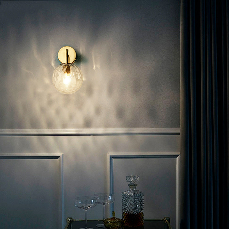 Wandlamp met glazen bolkap en gestructureerde finish voor sfeervolle wandverlichting gouden armatuur | Sulvida
