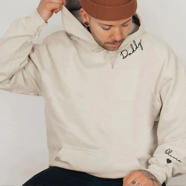 Gepersonaliseerde hoodie met kindernamen op mouw cadeau voor moeder en vader stijlvol en comfortabel | Sulvida
