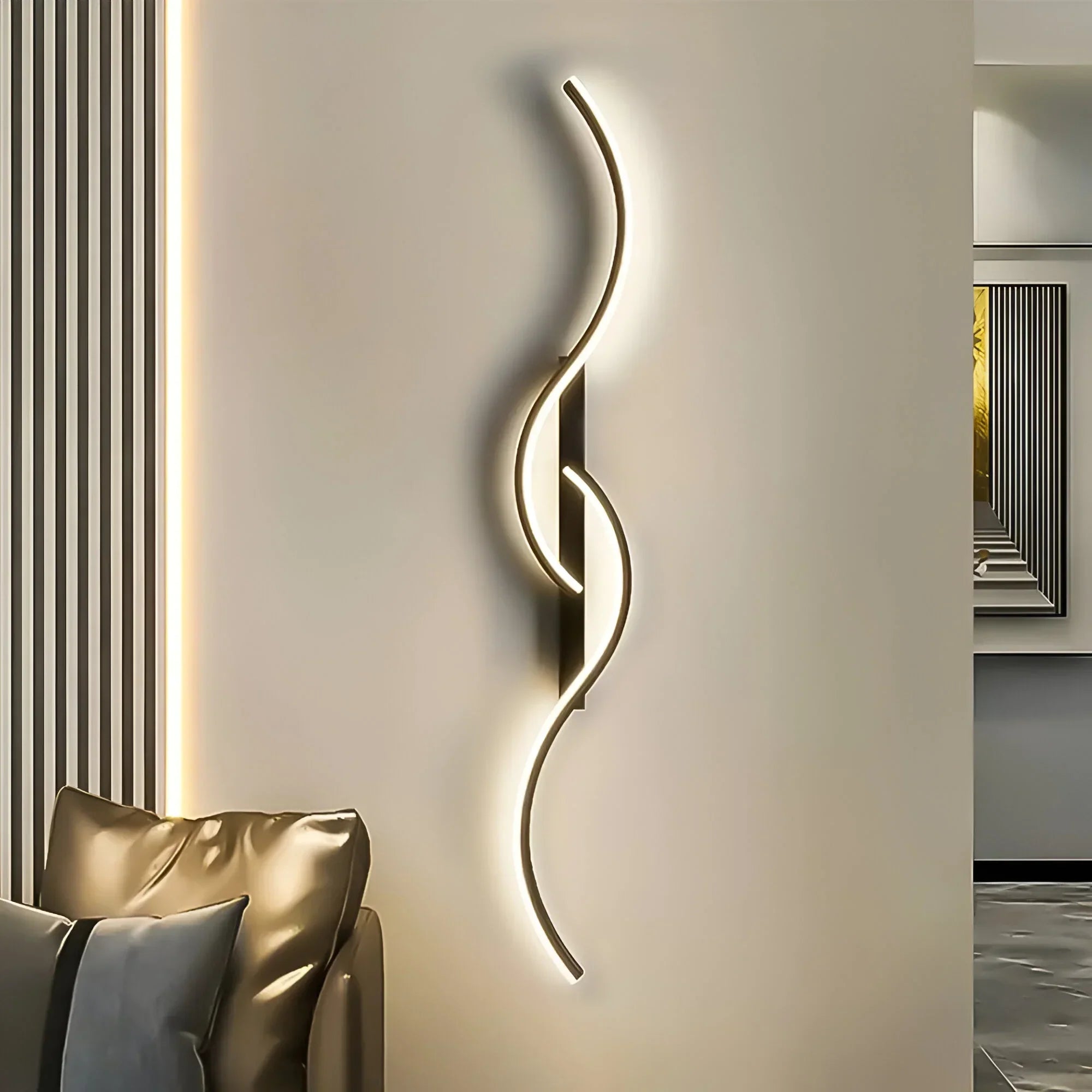Moderne Gebogen Wandlamp voor Sfeervolle Binnenverlichting – Energiezuinige LED Wandverlichting in Goud, Zwart of Gemengd – Ambient Lichtbron voor Woonkamer, Slaapkamer en Hal | Sulvida