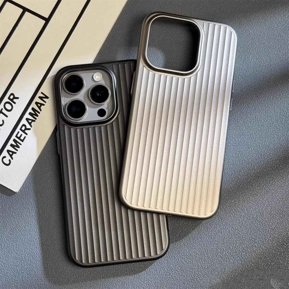 Beschermende iPhone Hoesje Titanium Shield Pro Ultradun Schokbestendig Kraswerend met Draadloos Opladen | Sulvida