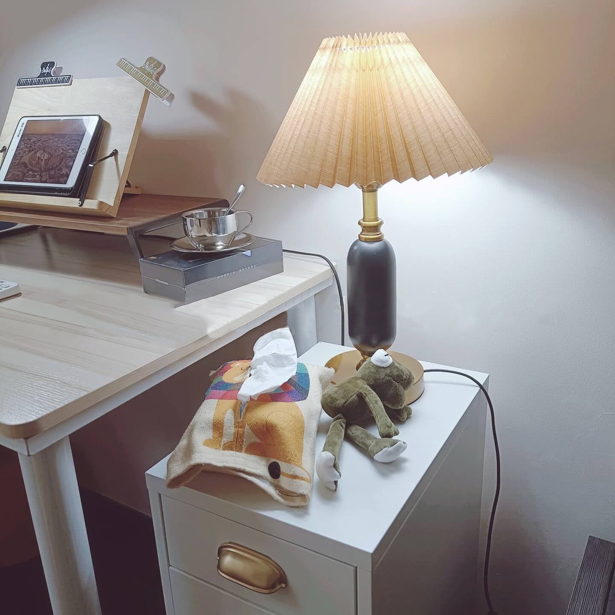 Klassieke Tafellamp met Plissé Kap Stof Metalen Voet Sfeerlicht Slaapkamer Nachtkastje Bureau Verlichting | Sulvida