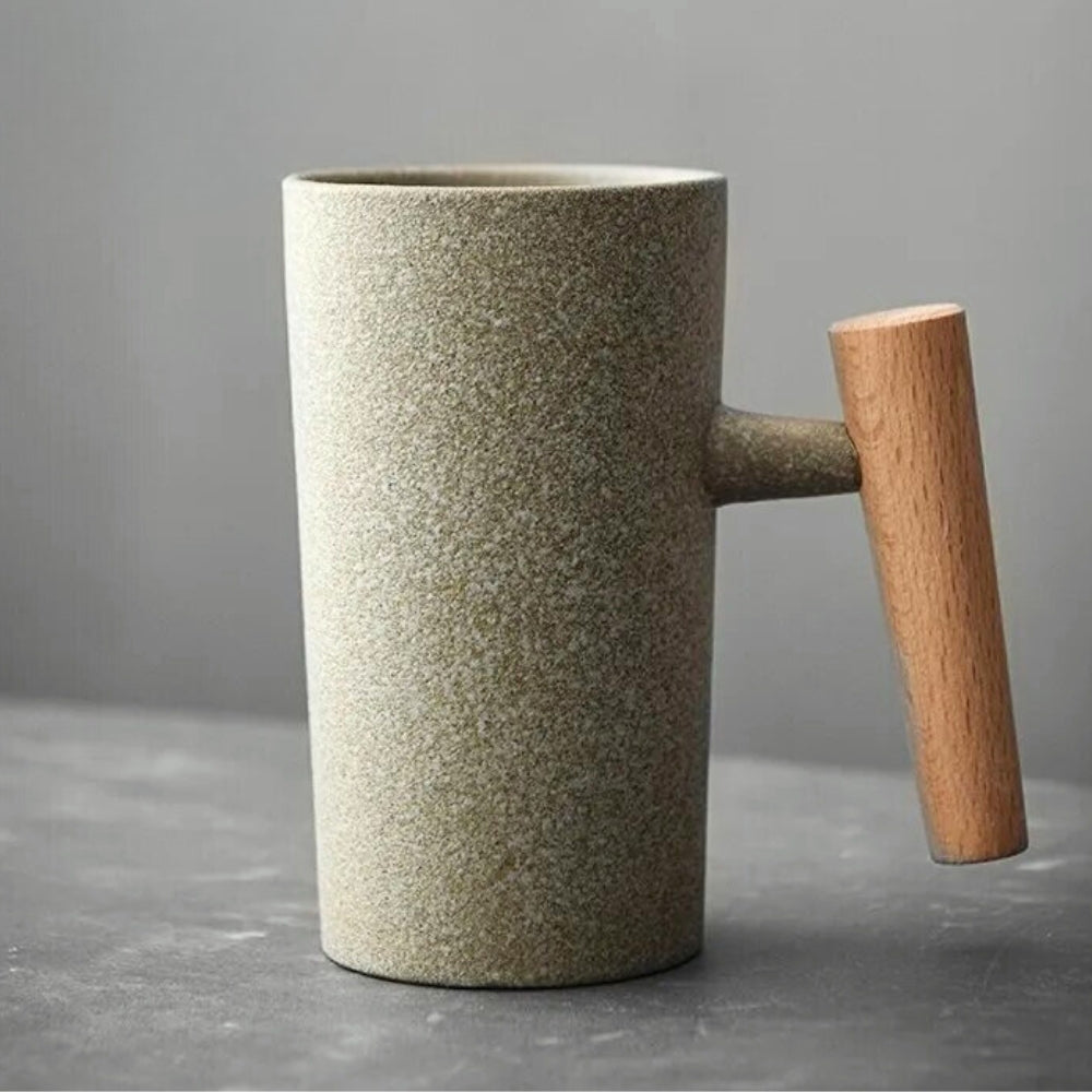 Handgemaakte keramische koffiemok met houten accent en natuurlijke aardetinten 220ml voor koffie thee | Sulvida