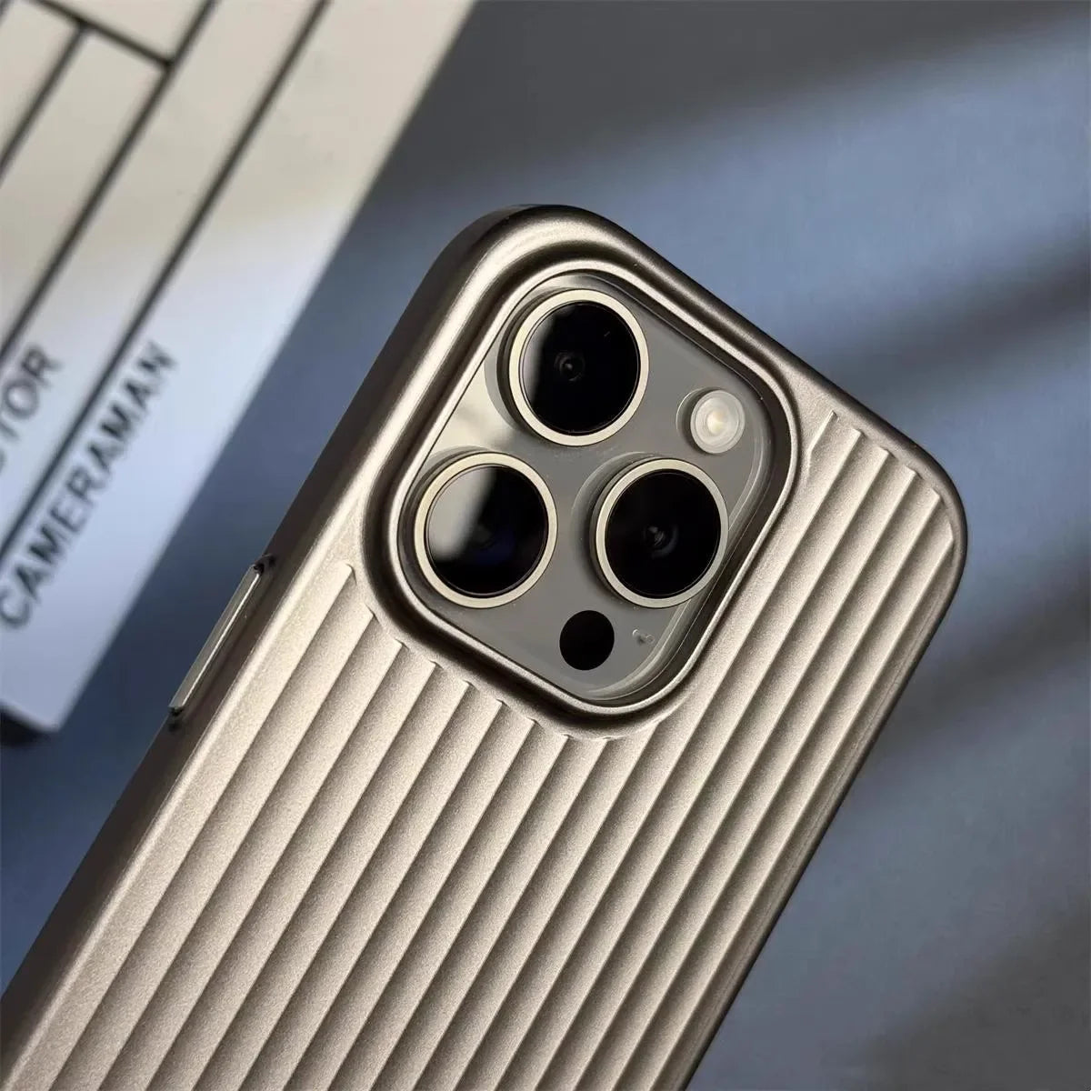 Beschermende iPhone Hoesje Titanium Shield Pro Ultradun Schokbestendig Kraswerend met Draadloos Opladen | Sulvida