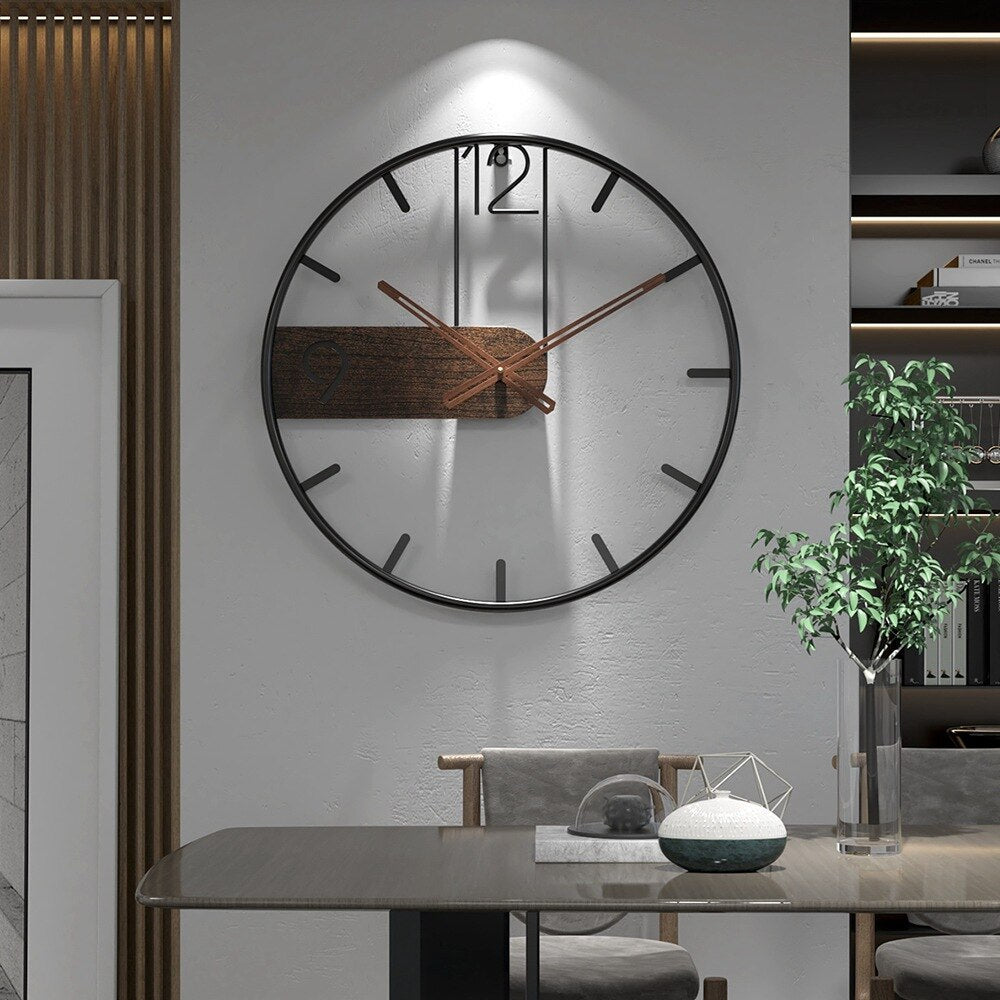 Stille wandklok met natuurlijk notenhout en stalen rand voor rustige interieur decoratie woonkamer kantoor | Sulvida