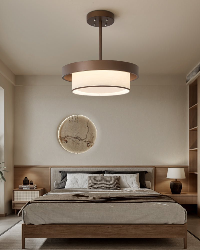 Hanglamp met gestapelde stoffen ringen en bronzen frame voor sfeervolle eetkamer en entree verlichting | Sulvida